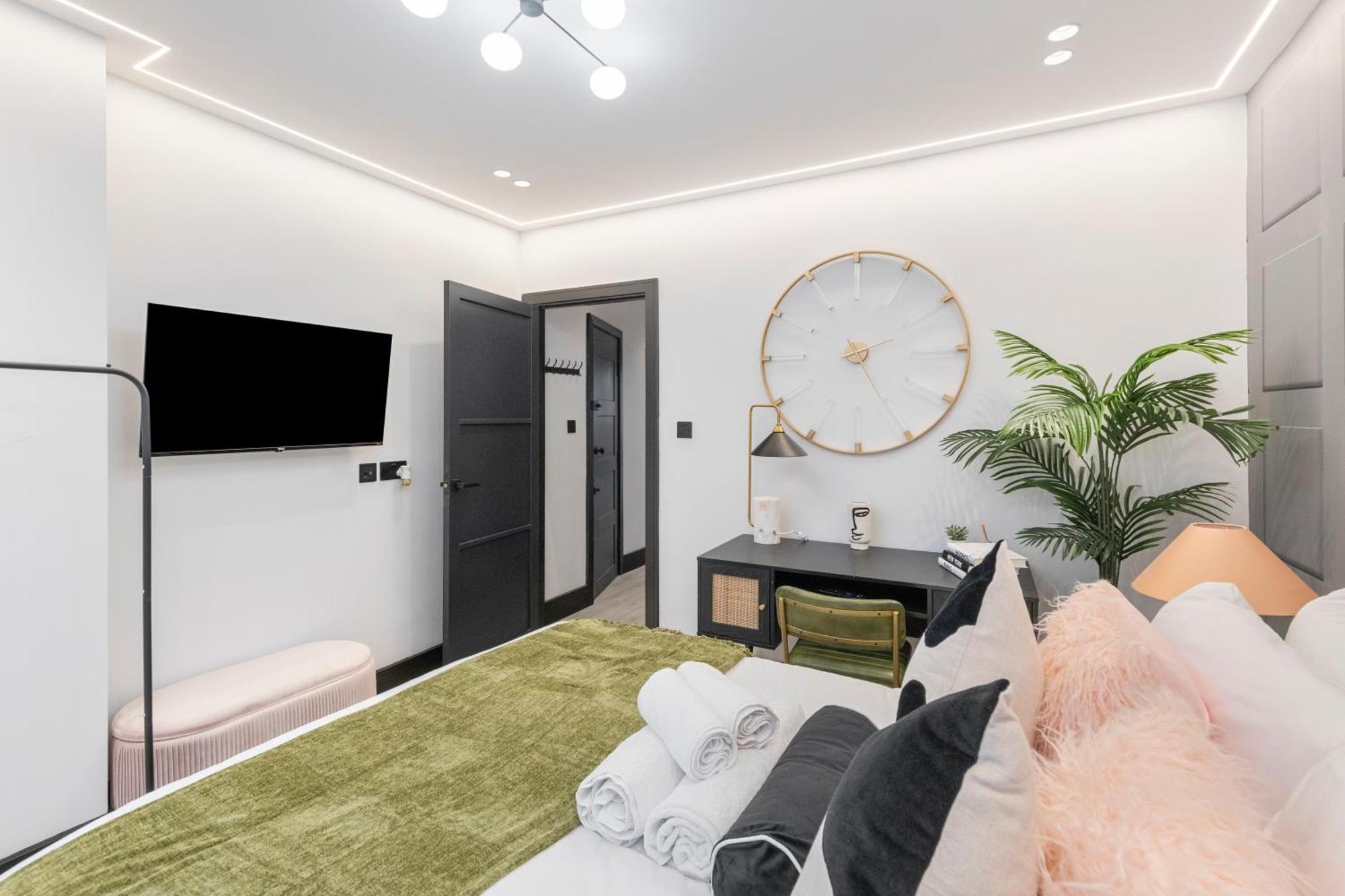 Unwind In Style 2Br With Cozy Backyard For Groups Lägenhet London Exteriör bild