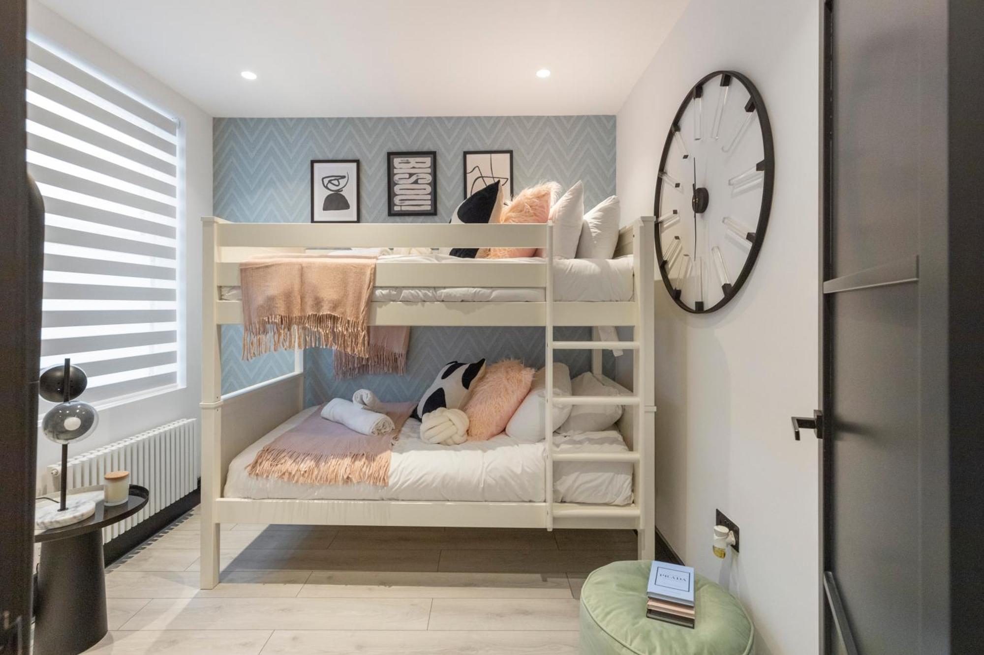 Unwind In Style 2Br With Cozy Backyard For Groups Lägenhet London Exteriör bild