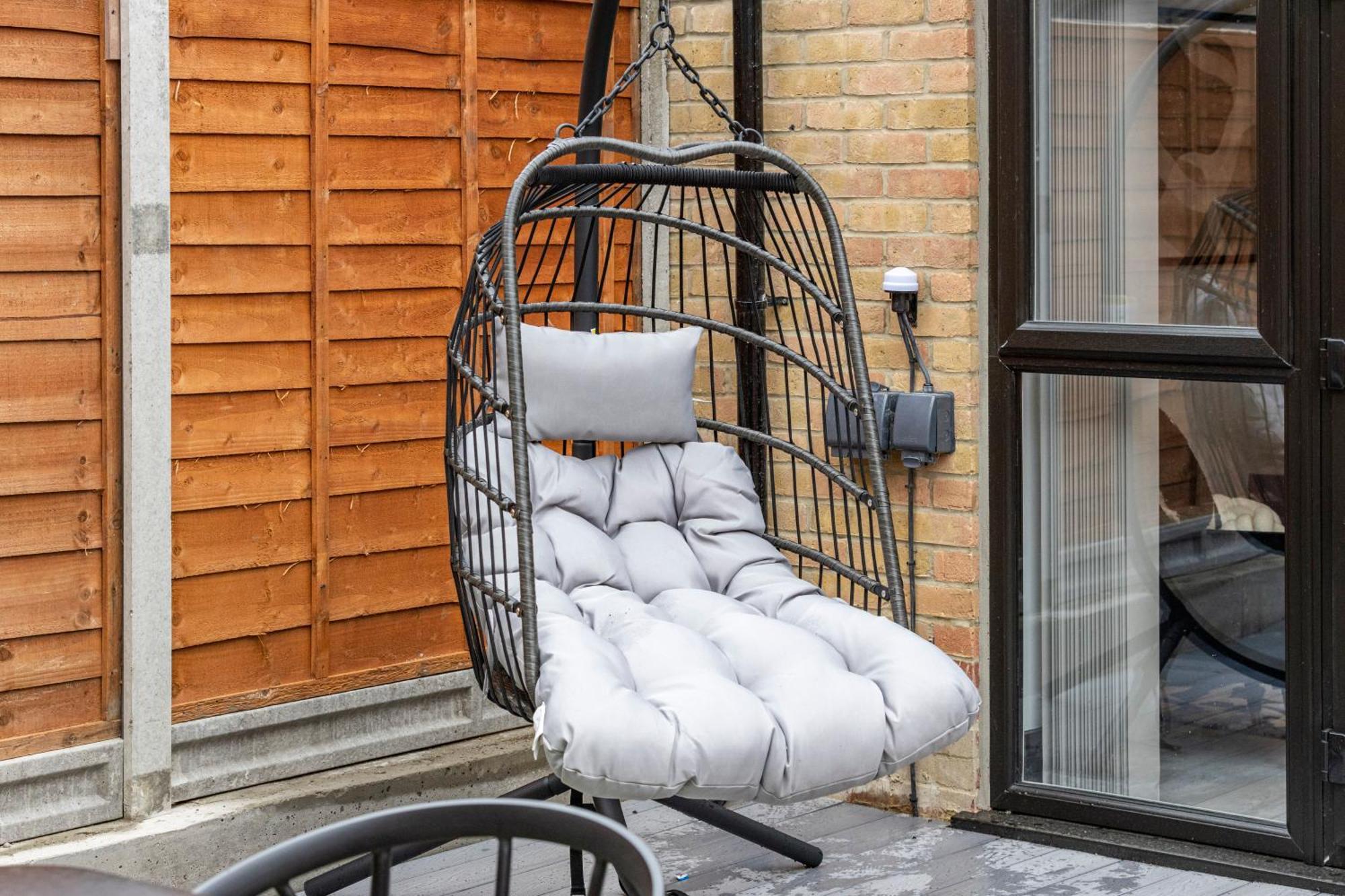 Unwind In Style 2Br With Cozy Backyard For Groups Lägenhet London Exteriör bild