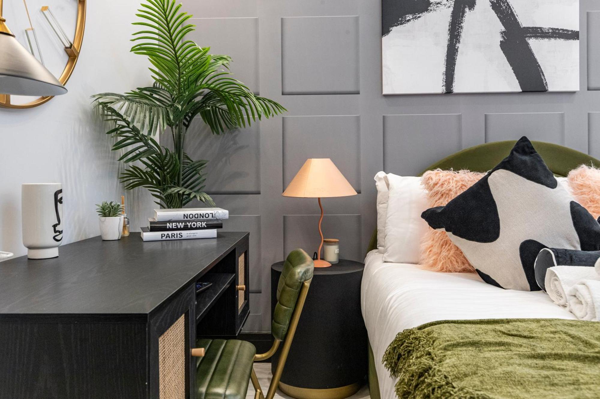 Unwind In Style 2Br With Cozy Backyard For Groups Lägenhet London Exteriör bild
