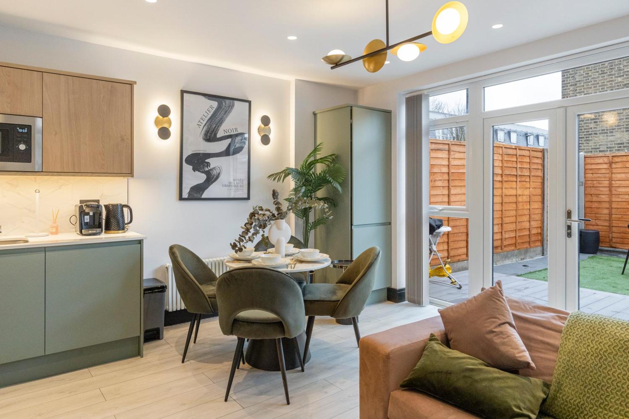 Unwind In Style 2Br With Cozy Backyard For Groups Lägenhet London Exteriör bild