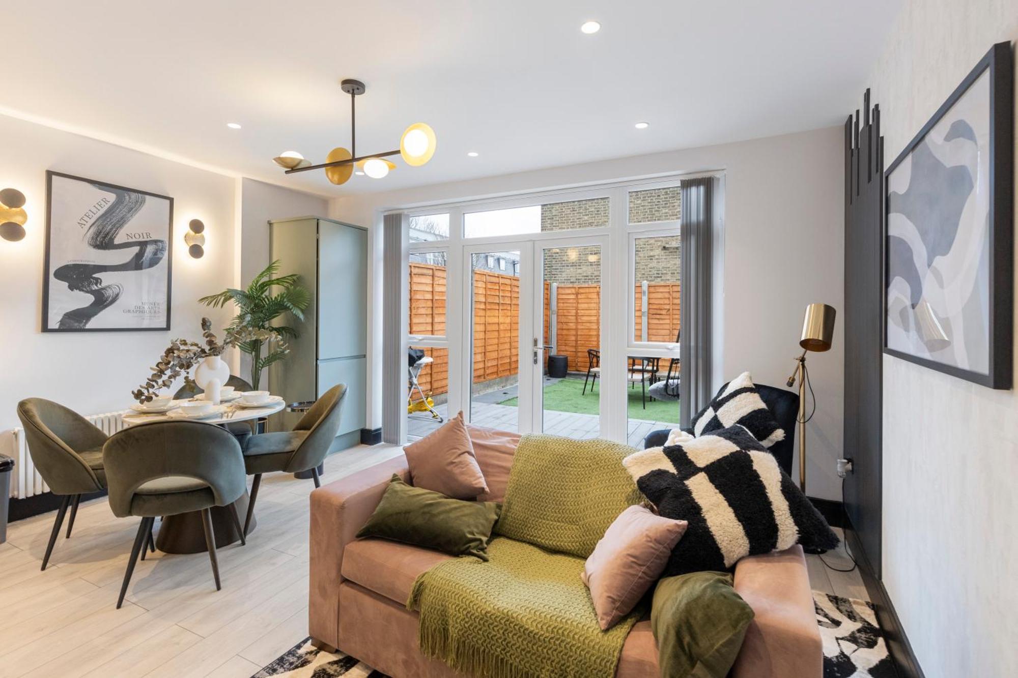 Unwind In Style 2Br With Cozy Backyard For Groups Lägenhet London Exteriör bild