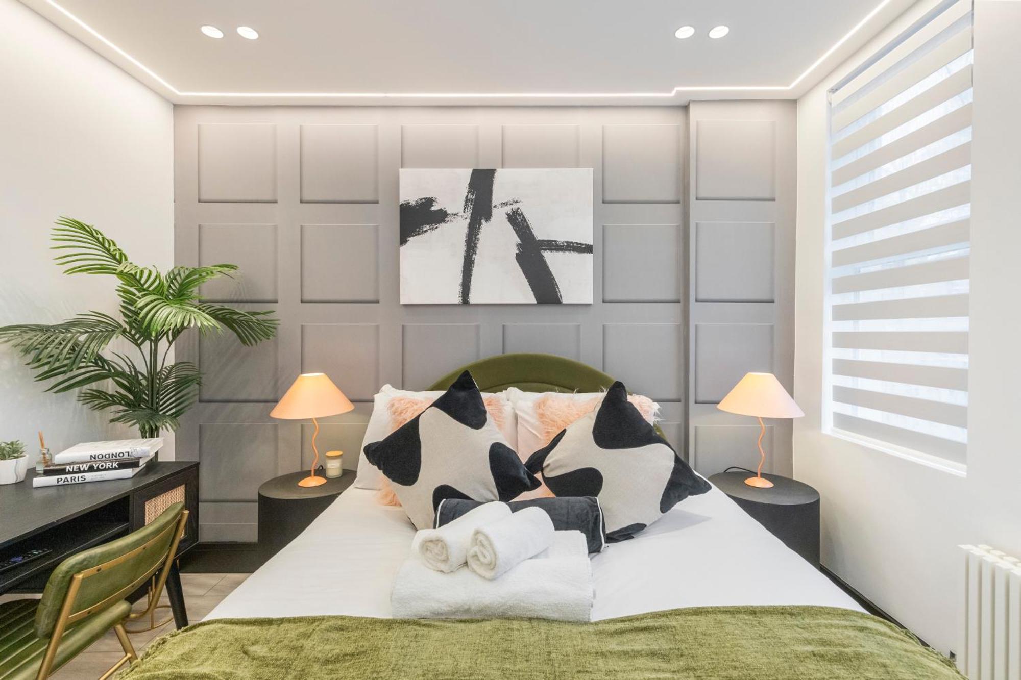 Unwind In Style 2Br With Cozy Backyard For Groups Lägenhet London Exteriör bild