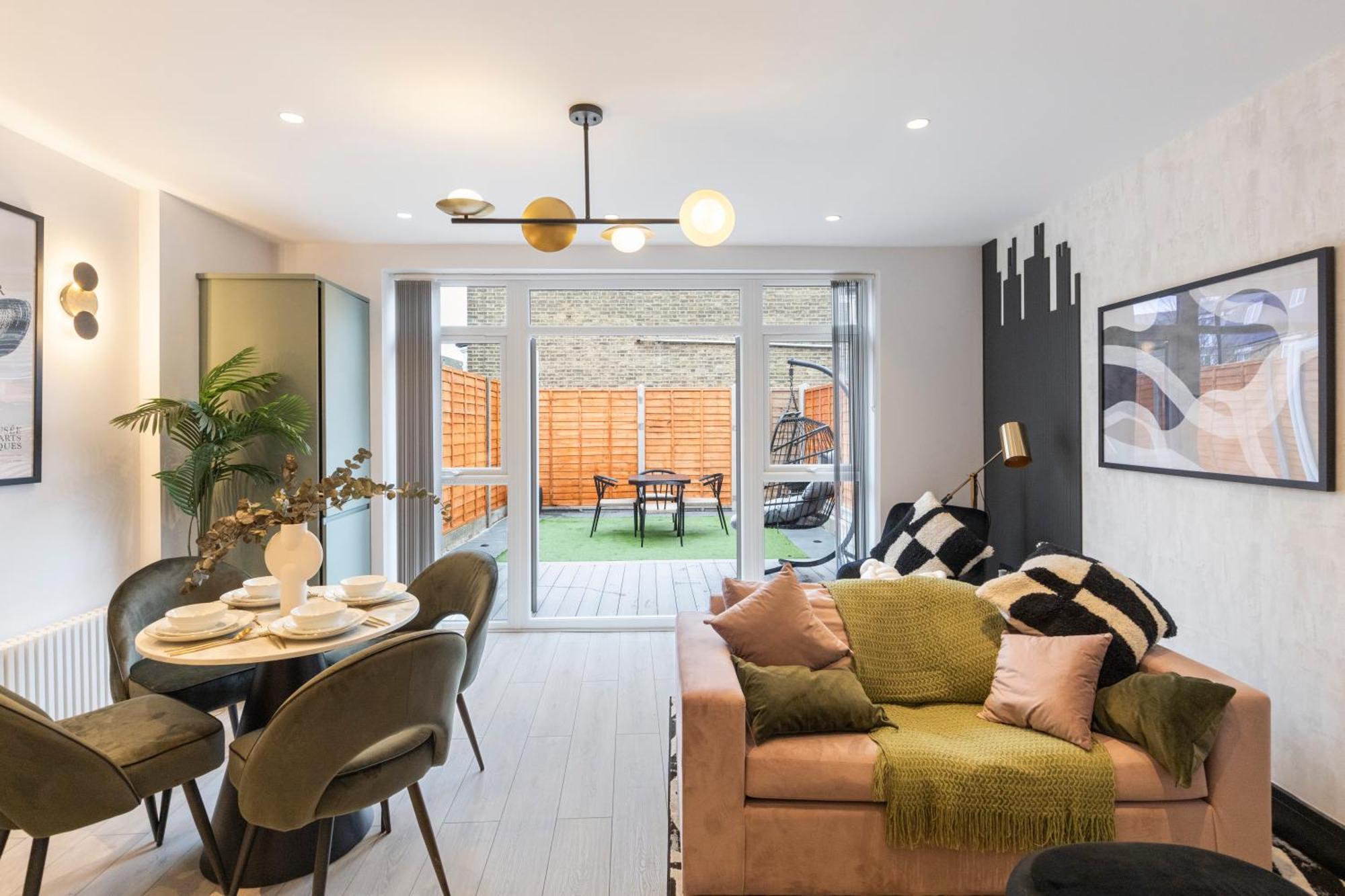 Unwind In Style 2Br With Cozy Backyard For Groups Lägenhet London Exteriör bild