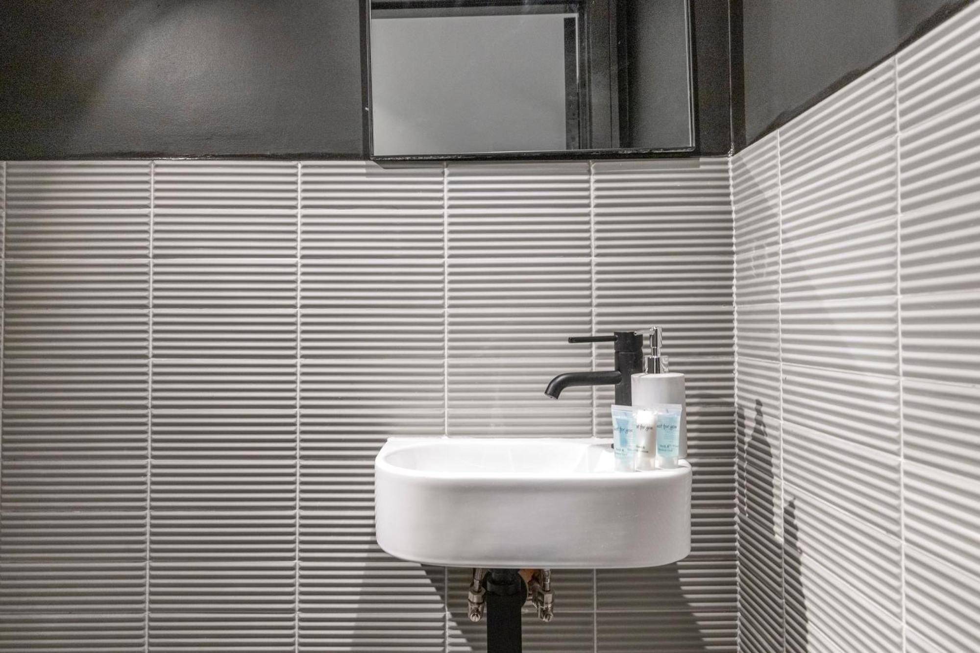 Unwind In Style 2Br With Cozy Backyard For Groups Lägenhet London Exteriör bild