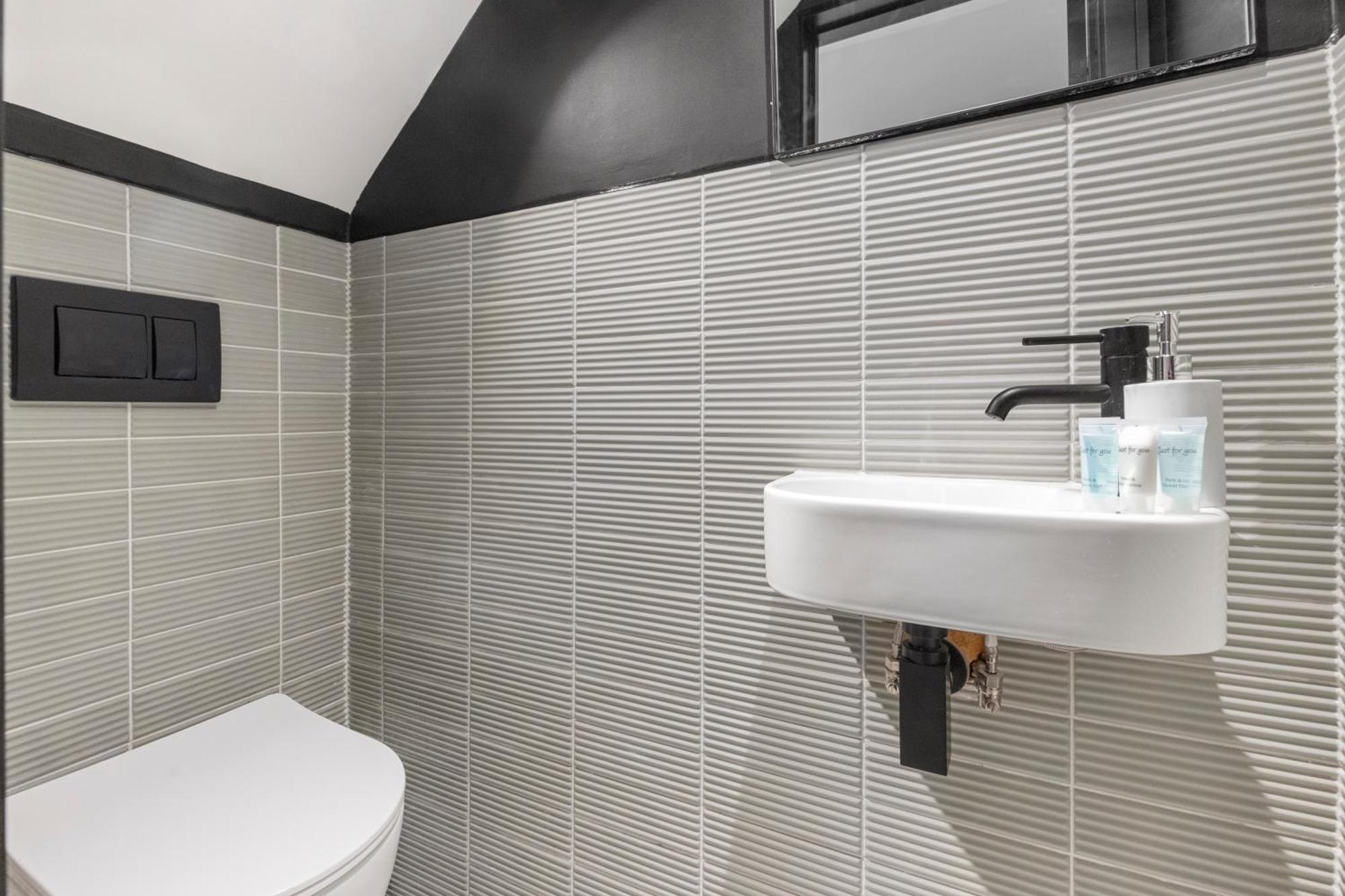 Unwind In Style 2Br With Cozy Backyard For Groups Lägenhet London Exteriör bild