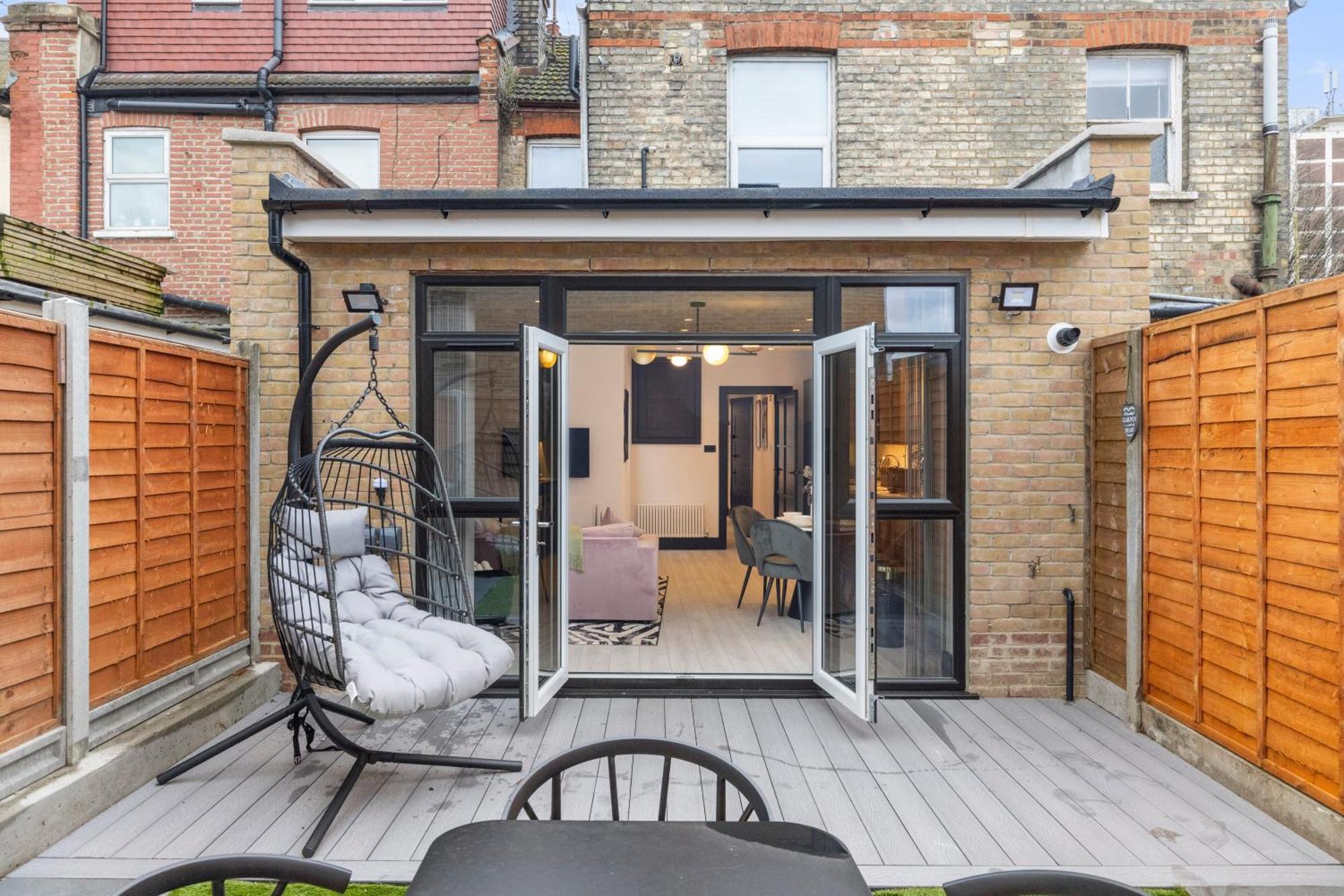 Unwind In Style 2Br With Cozy Backyard For Groups Lägenhet London Exteriör bild