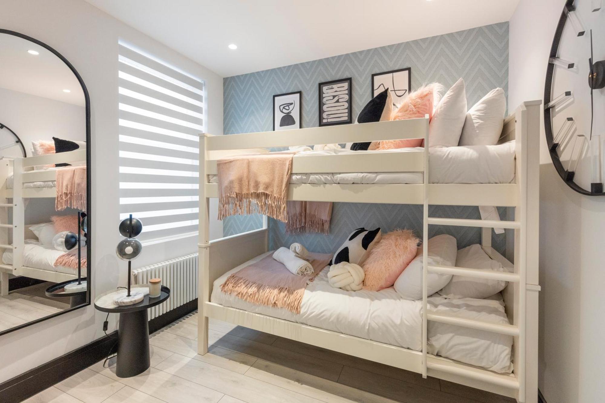 Unwind In Style 2Br With Cozy Backyard For Groups Lägenhet London Exteriör bild