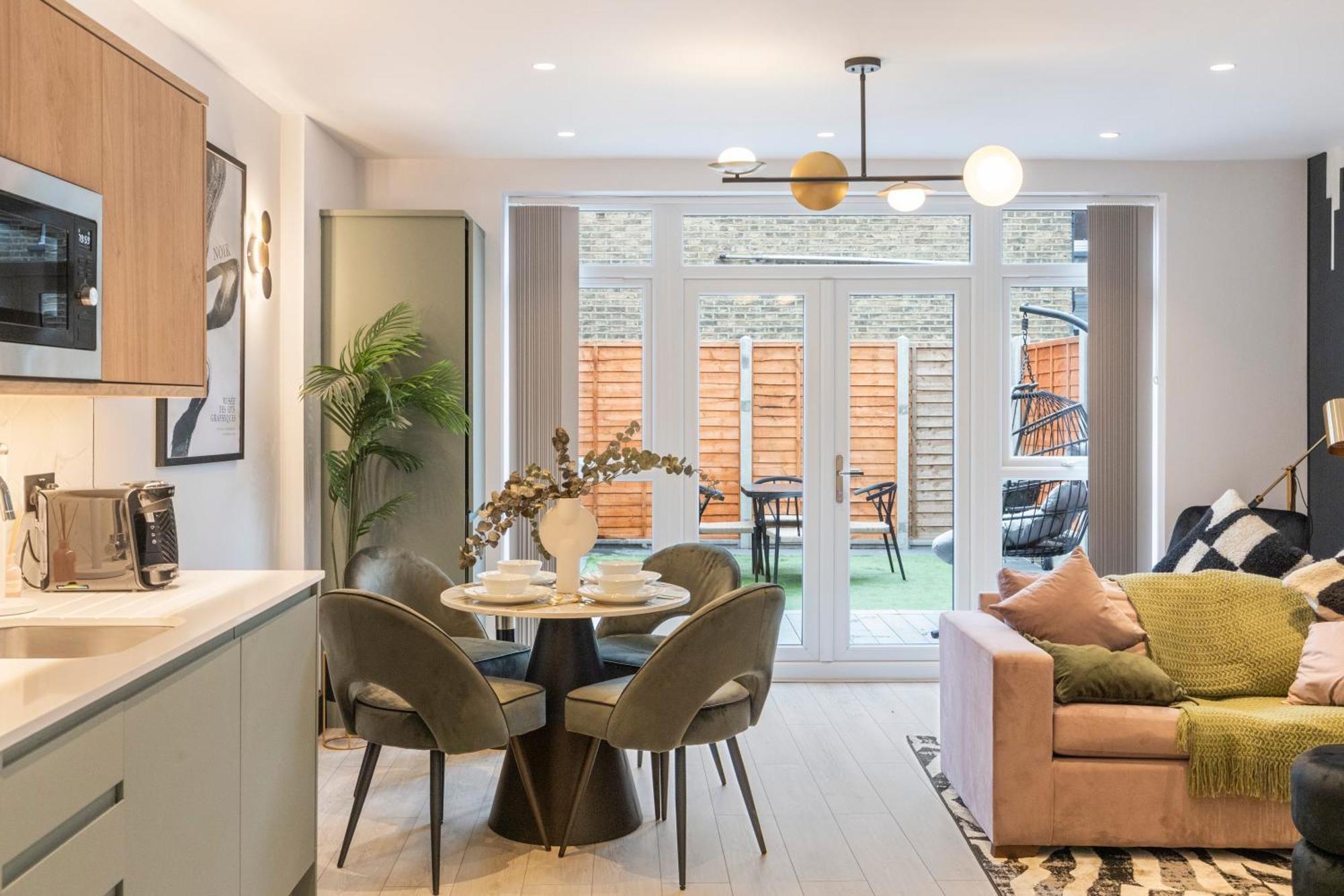 Unwind In Style 2Br With Cozy Backyard For Groups Lägenhet London Exteriör bild