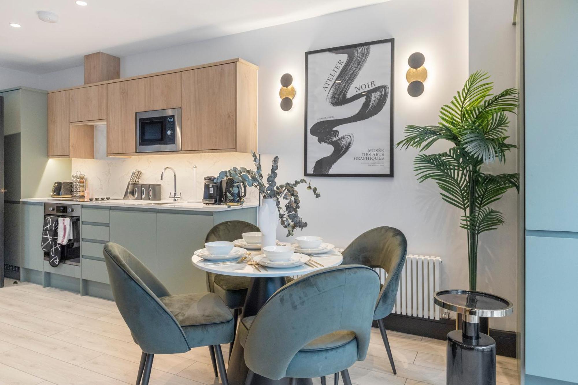 Unwind In Style 2Br With Cozy Backyard For Groups Lägenhet London Exteriör bild