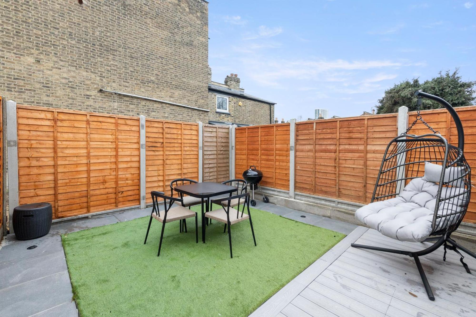 Unwind In Style 2Br With Cozy Backyard For Groups Lägenhet London Exteriör bild