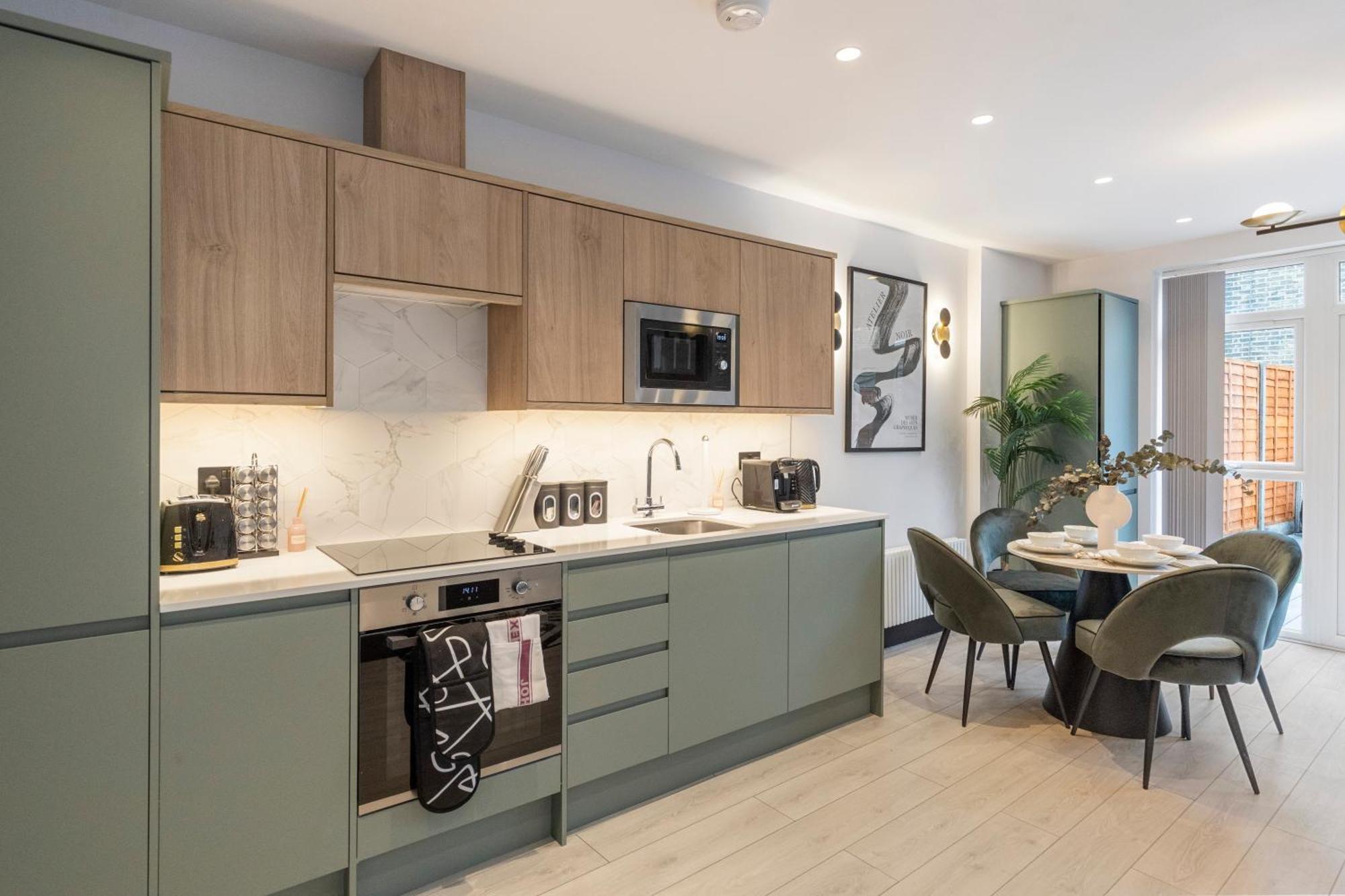 Unwind In Style 2Br With Cozy Backyard For Groups Lägenhet London Exteriör bild