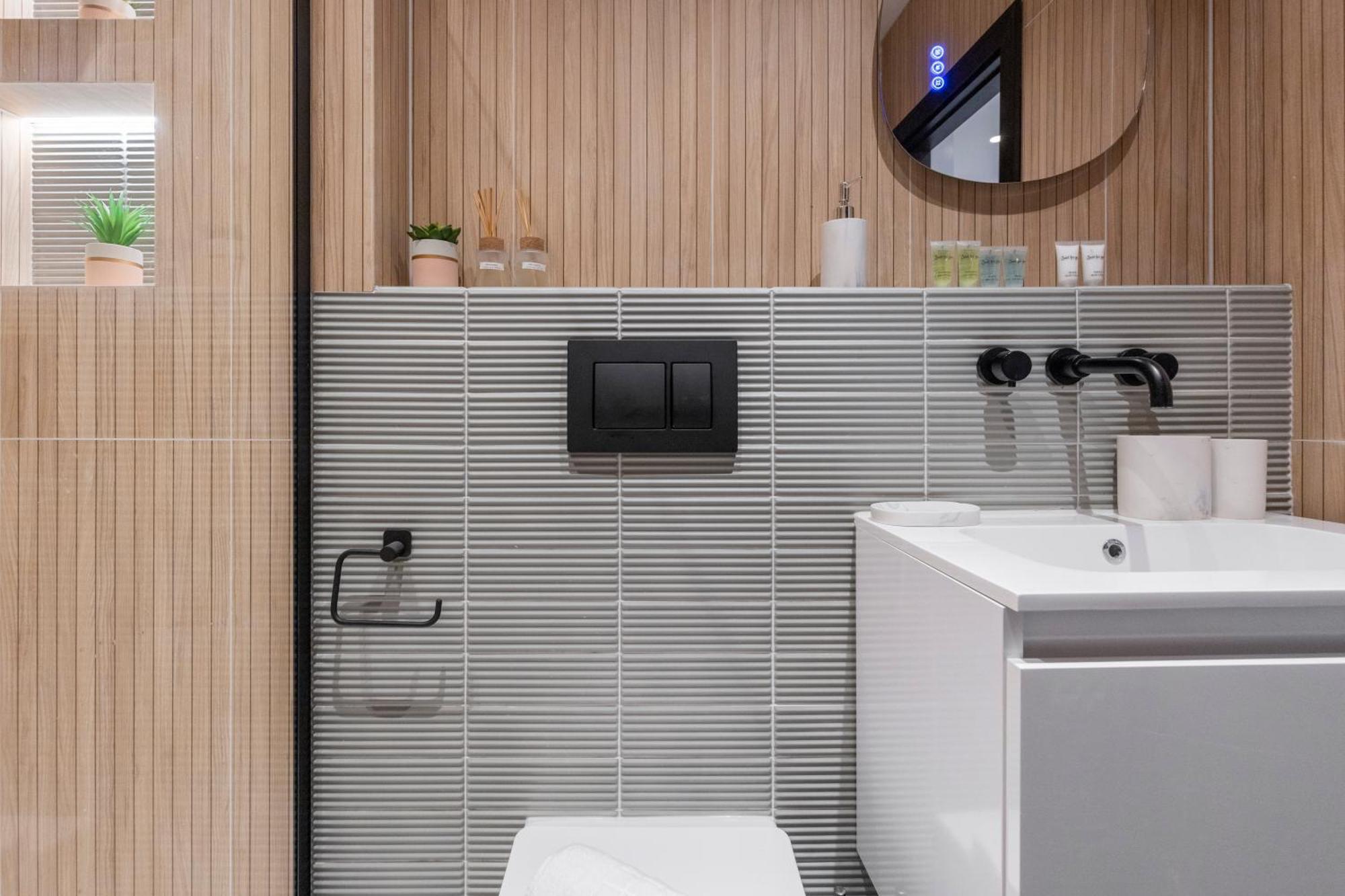 Unwind In Style 2Br With Cozy Backyard For Groups Lägenhet London Exteriör bild